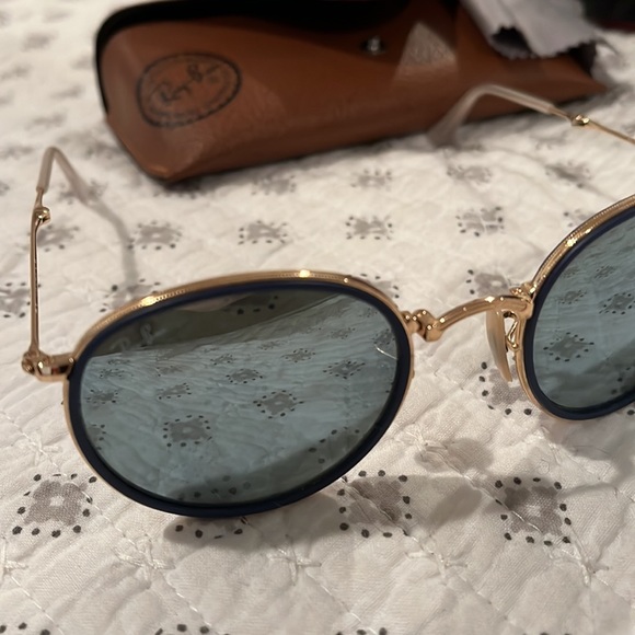 Ray ban round sunglasses with mirrored, blue-rimmed lense - Picture 7 of 7